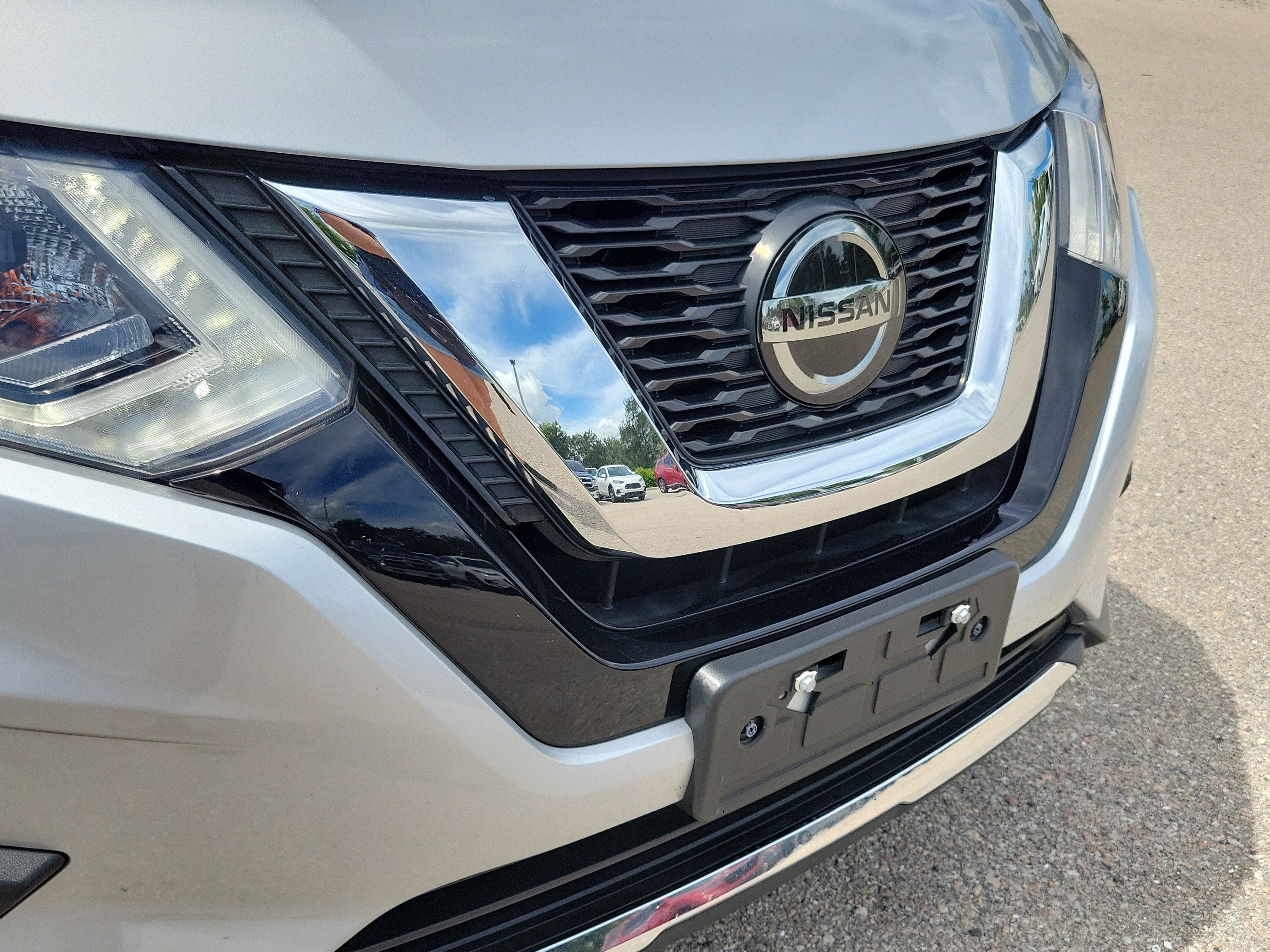 Used 2018 Nissan Rogue SV AWD/4WD image 14