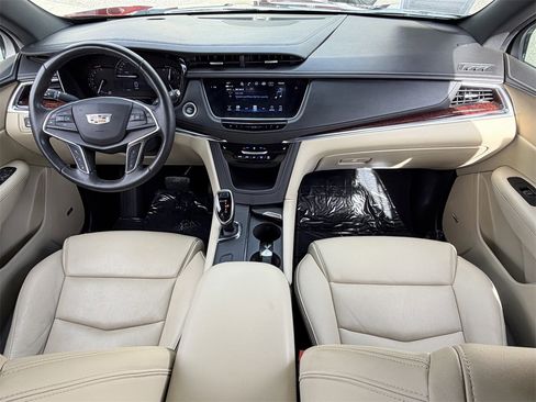 Used 2018 Cadillac XT5 Luxury w/ Driver Awareness Package image 15