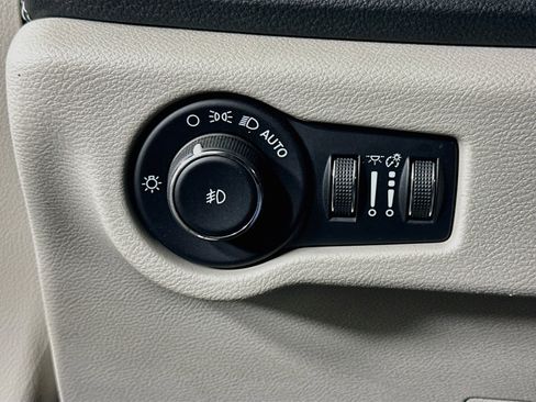 Used 2023 Chrysler Pacifica Touring-L AWD/4WD image 17