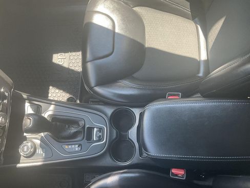 Used 2019 Jeep Cherokee Latitude Plus w/ Cold Weather Group AWD/4WD image 10