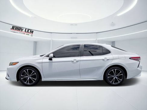 Used 2019 Toyota Camry SE FWD image 6