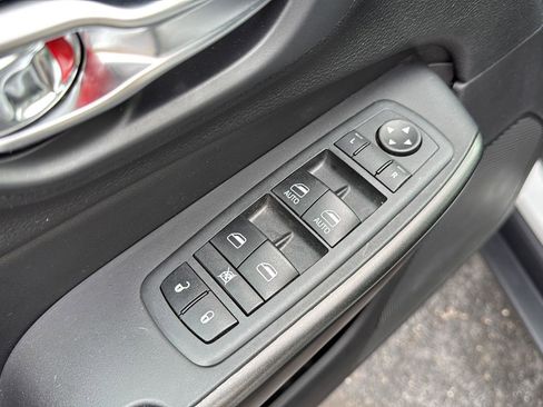 Used 2020 Jeep Cherokee Trailhawk w/ Cold Weather Group image 21