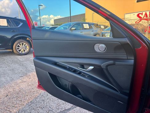 Used 2025 Hyundai Elantra Limited image 20