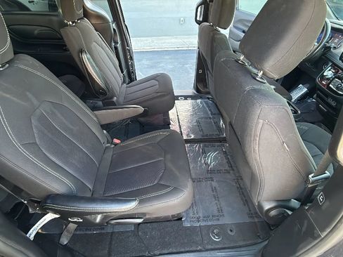 Used 2023 Chrysler Pacifica Touring FWD image 30