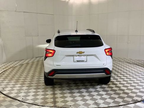 Used 2024 Chevrolet Trax LT w/ Sunroof Package FWD image 18