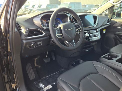 New 2026 Chrysler Voyager LX image 17