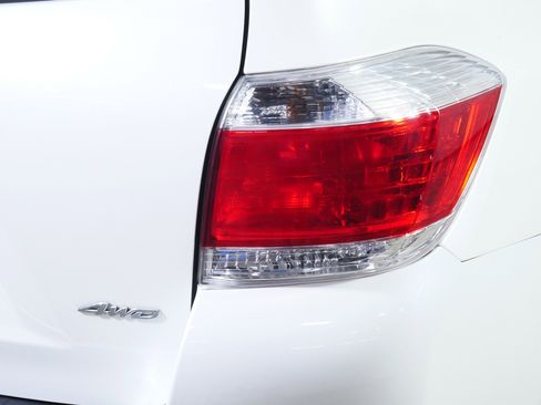 Used 2012 Toyota Highlander SE w/ Tow Pkg AWD/4WD image 17