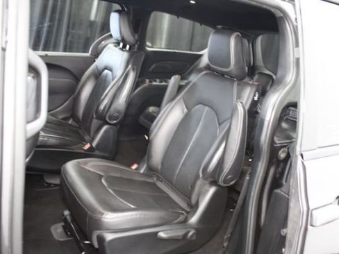 Used 2019 Chrysler Pacifica Touring-L w/ S Appearance Package FWD image 19