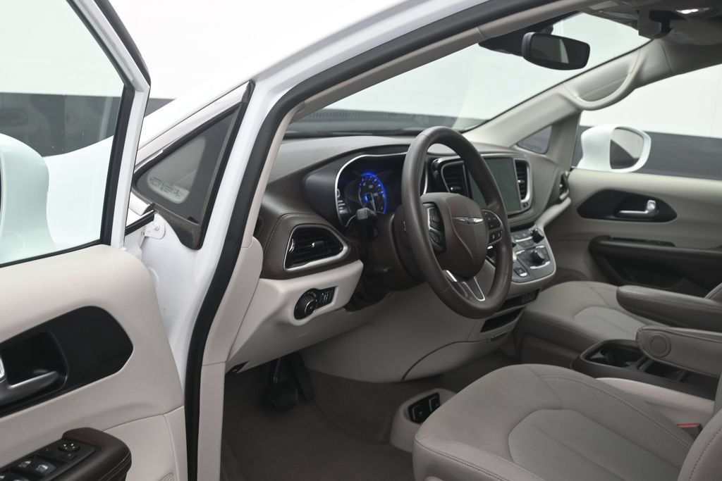 Used 2021 Chrysler Pacifica Touring FWD image 10