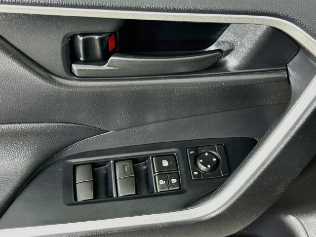 Used 2020 Toyota RAV4 LE FWD image 17
