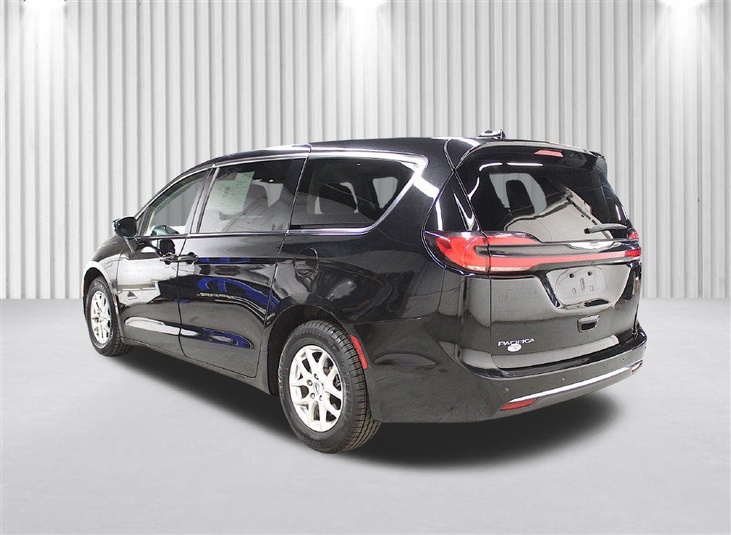 Certified 2024 Chrysler Pacifica Touring-L FWD image 5