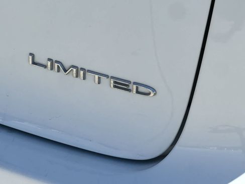 Used 2023 Chrysler Pacifica Limited FWD image 29