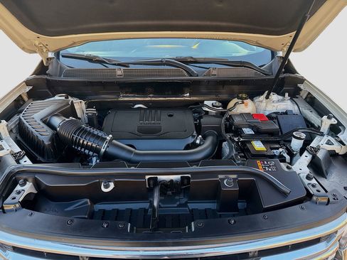 Used 2023 GMC Acadia SLT image 32