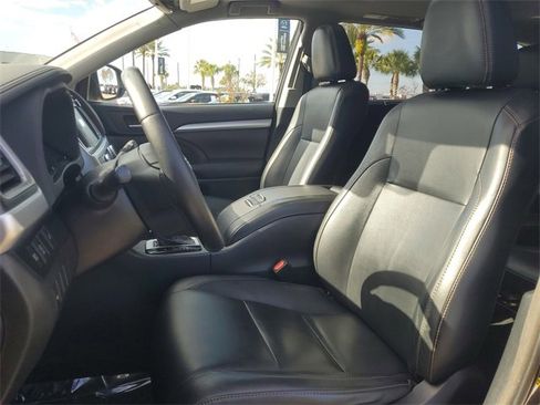 Used 2018 Toyota Highlander XLE image 18
