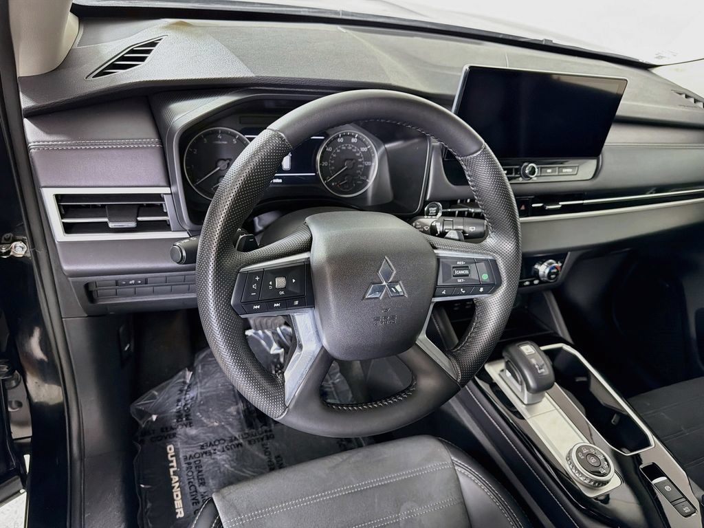 Used 2025 Mitsubishi Outlander AWD image 10