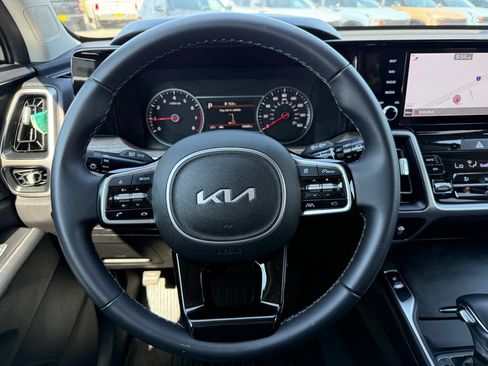 Certified 2022 Kia Sorento S w/ Panoramic Sunroof Package AWD/4WD image 23