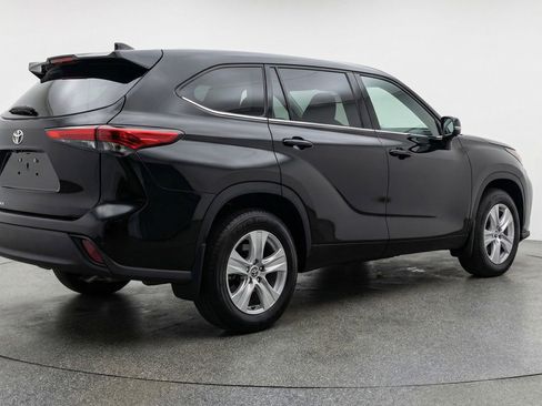 Used 2025 Toyota Highlander LE FWD image 9
