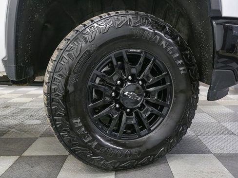 Used 2024 Chevrolet Silverado 2500 ZR2 w/ Technology Package image 17