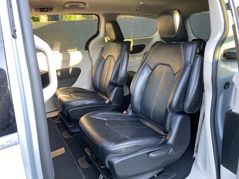 Used 2024 Chrysler Pacifica Limited FWD image 15