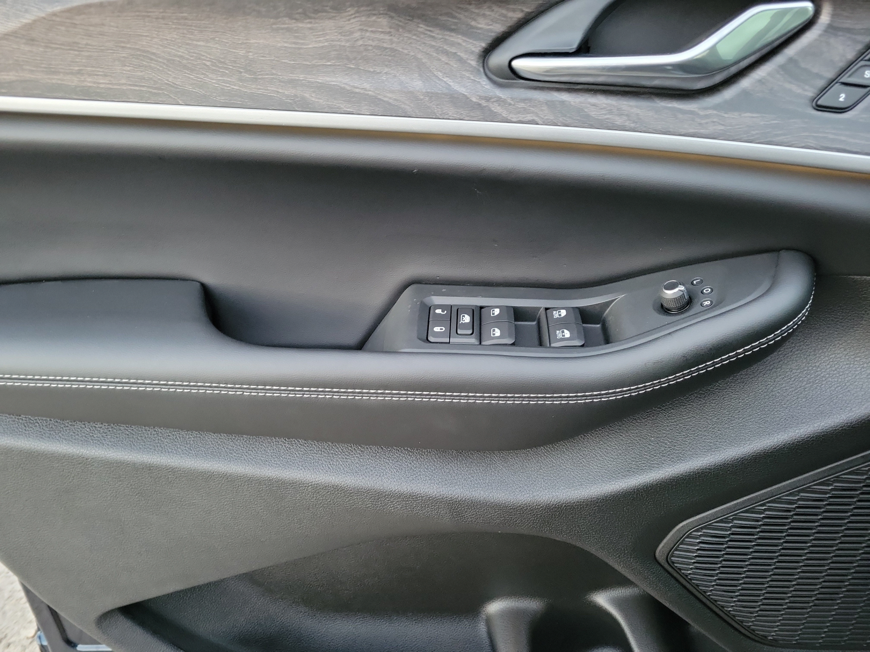 New 2027 Jeep Grand Cherokee Limited RWD image 12