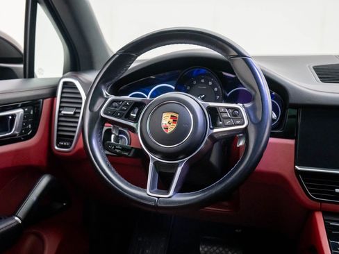 Certified 2023 Porsche Cayenne Platinum Edition image 12