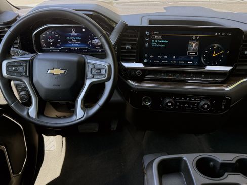 Used 2023 Chevrolet Silverado 1500 LT AWD/4WD image 9
