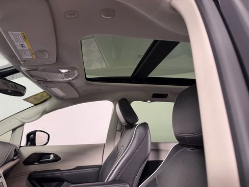 Used 2023 Chrysler Pacifica Limited image 19
