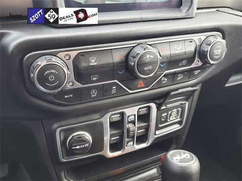 Used 2018 Jeep Wrangler Unlimited Sahara w/ Dual Top Group image 32