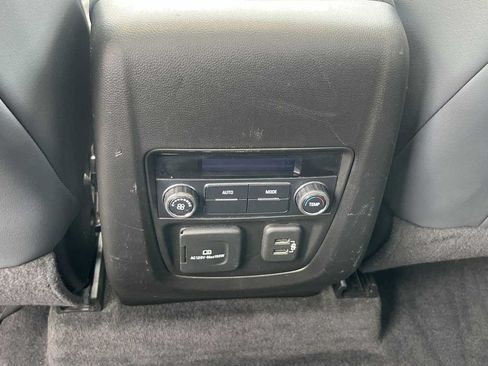 Used 2019 Buick Enclave Essence AWD/4WD image 38