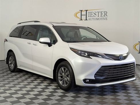 Used 2025 Toyota Sienna XLE image 2