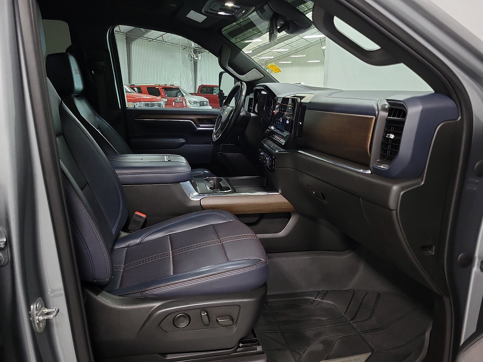 Used 2024 Chevrolet Silverado 2500 High Country w/ LPO, Dark Essentials Package AWD/4WD image 15