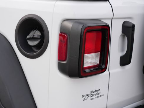 Used 2022 Jeep Wrangler Unlimited Sport image 17