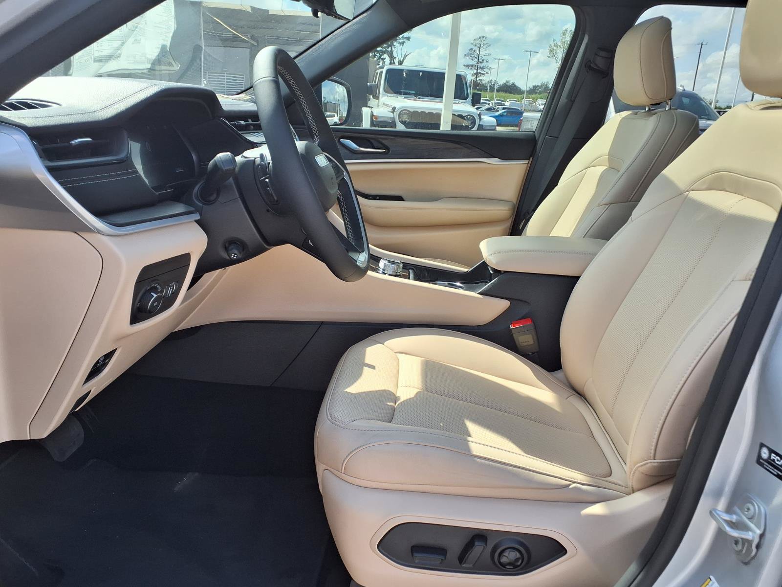 New 2026 Jeep Grand Cherokee Limited w/ Luxury Tech Group II AWD/4WD image 15