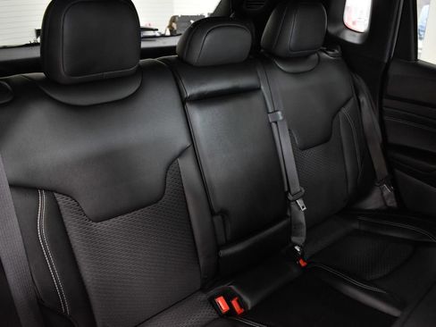 Used 2024 Jeep Compass Latitude w/ Convenience Group AWD/4WD image 29