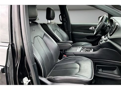 Used 2025 Chrysler Pacifica Limited FWD image 47