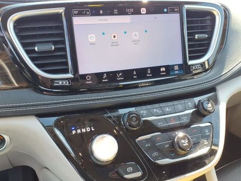 Used 2023 Chrysler Pacifica Limited w/ Uconnect Theater Family Group image 12