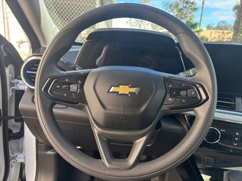 Used 2025 Chevrolet Trax LT image 28