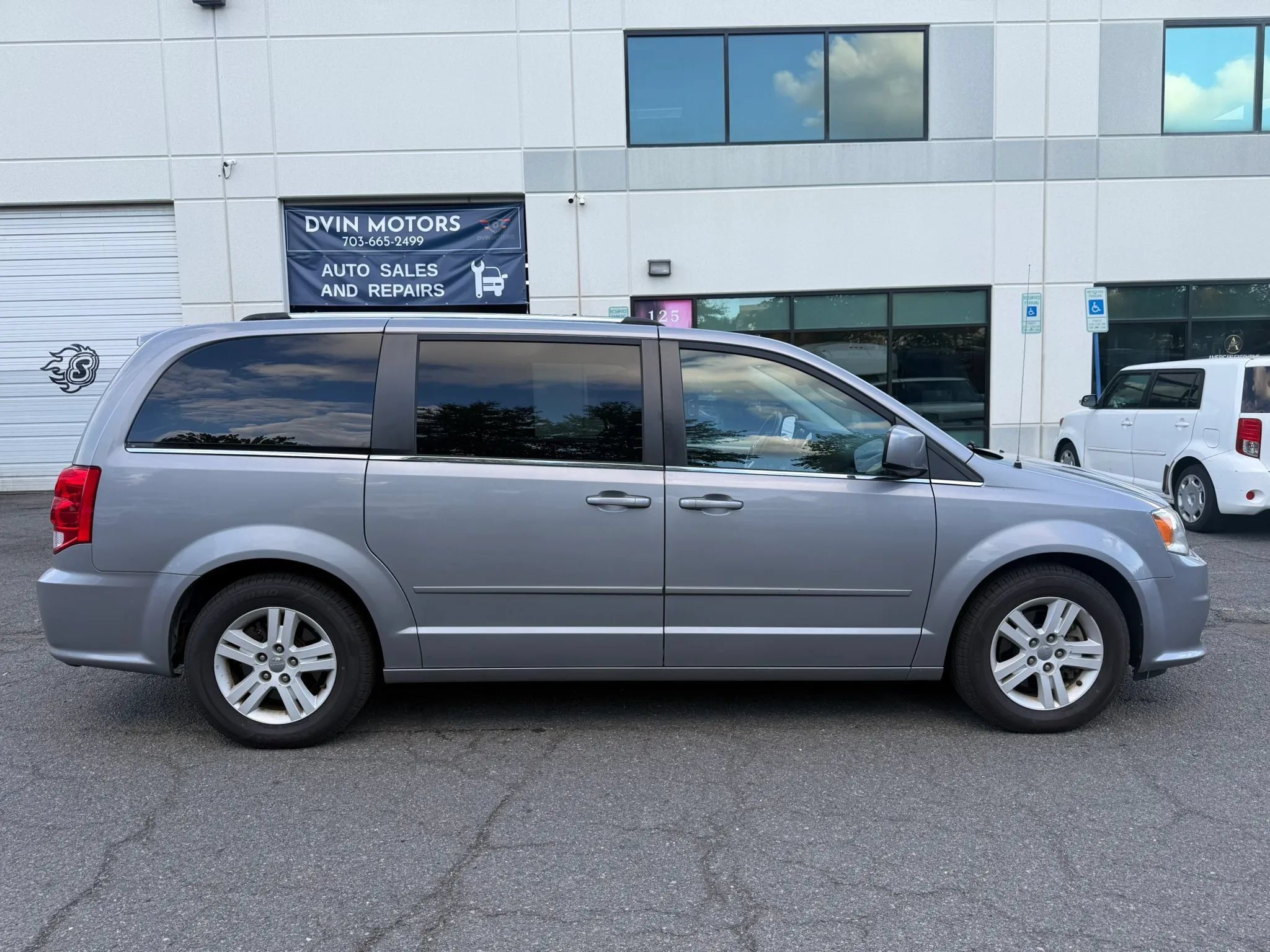 Used 2013 Dodge Grand Caravan Crew w/ Safety Sphere Group FWD image 3