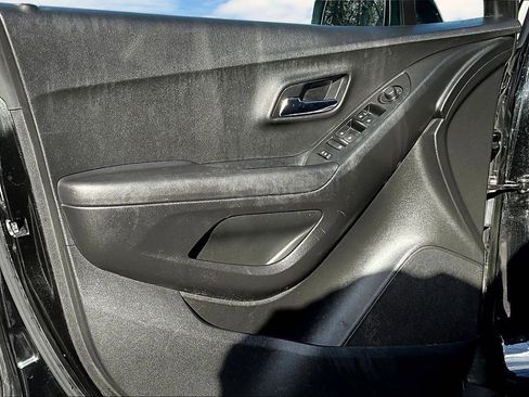 Used 2019 Chevrolet Trax LT w/ LT Convenience Package image 12