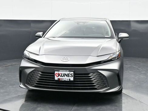 Used 2025 Toyota Camry XLE AWD/4WD image 2