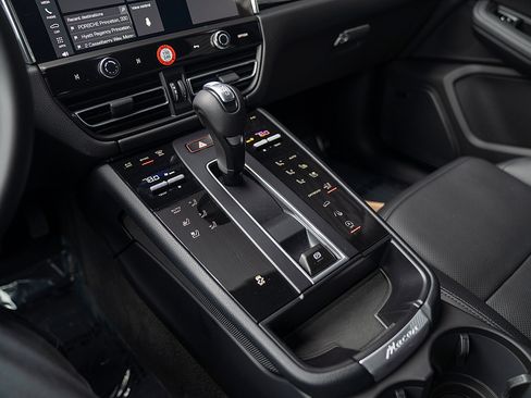 Certified 2026 Porsche Macan AWD/4WD image 14