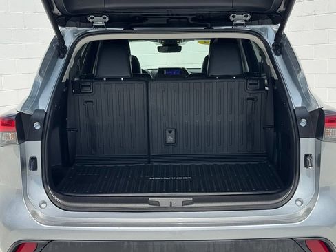 Used 2024 Toyota Highlander XLE FWD image 17