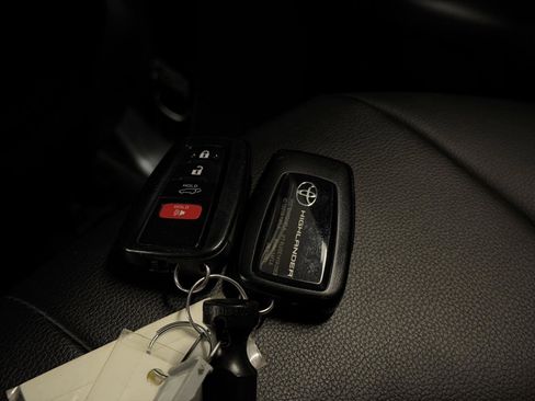 Used 2023 Toyota Highlander XLE AWD/4WD image 44