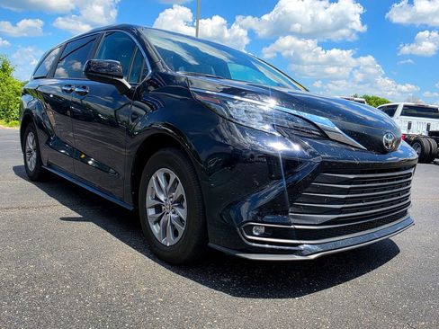 Used 2026 Toyota Sienna XLE FWD image 13