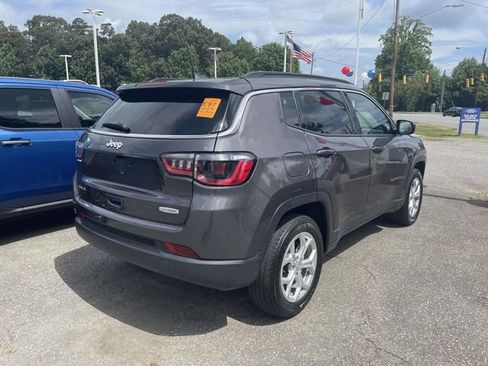 Used 2024 Jeep Compass Latitude AWD/4WD image 8