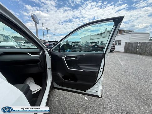 Used 2020 Toyota RAV4 XLE AWD/4WD image 32