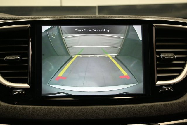 Used 2024 Chrysler Pacifica Touring-L FWD image 38