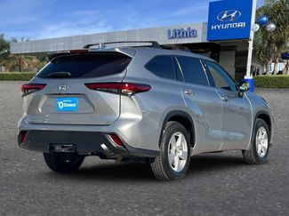 Used 2021 Toyota Highlander LE video 2