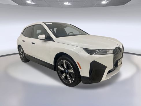 Used 2025 BMW iX xDrive50 w/ Premium Package image 6