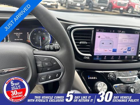 Certified 2024 Chrysler Pacifica Touring-L FWD image 10